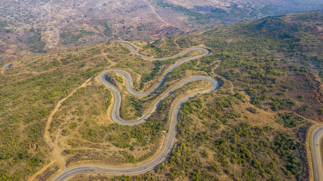 跨崖公路航拍圖。田雨攝