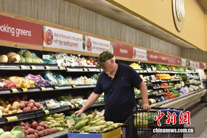 當(dāng)?shù)貢r(shí)間7月18日，美國(guó)密歇根大學(xué)公布報(bào)告顯示，7月美國(guó)消費(fèi)者信心指數(shù)升至61.8，為近5個(gè)月以來的最高值。圖為美國(guó)民眾在馬里蘭州羅克韋爾一超市購物。 <a target='_blank' href='/' _fcksavedurl='/'><p  align=