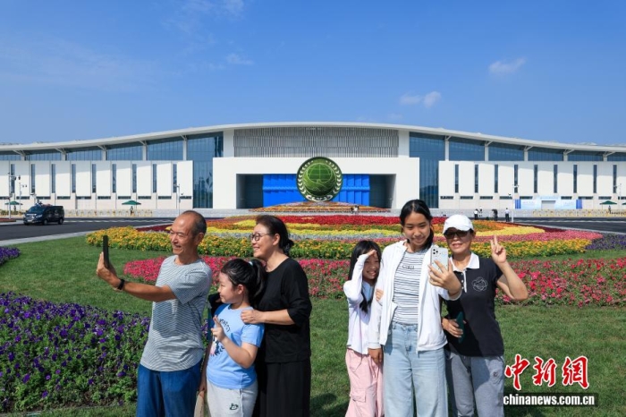 8月31日，天津，市民在2025年上海合作組織峰會主會場外自拍。當日，2025年上海合作組織峰會在天津舉行。<a target='_blank' href='/'><p  align=