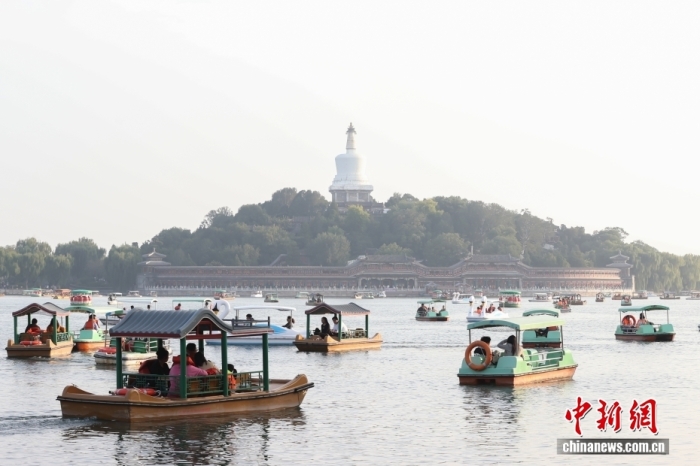 10月7日，國慶節(jié)、中秋節(jié)假期進入尾聲，北京北海公園熱度不減，不少市民游客在公園乘船游玩。<a target='_blank' href='/' _fcksavedurl='/'><p  align=