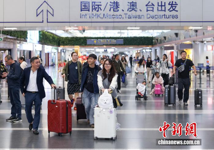 10月8日是國慶中秋假期最后一天，大量旅客在北京首都國際機場出行。 <a target='_blank' href='/' _fcksavedurl='/'><p  align=