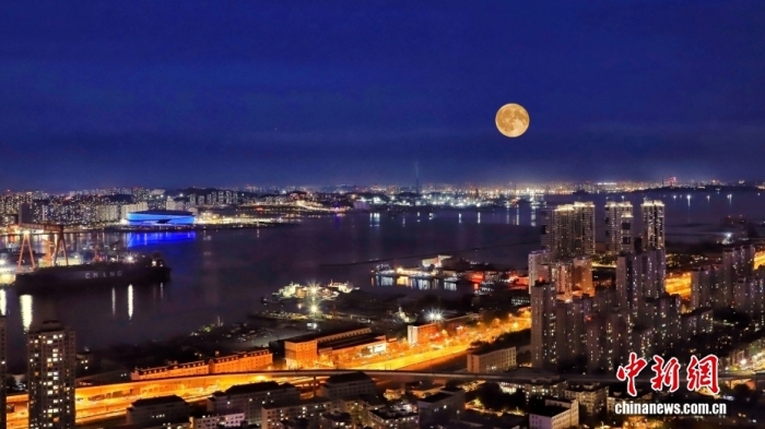 遼寧大連，中秋節(jié)一輪圓月從大連梭魚灣東方海岸線升起。
