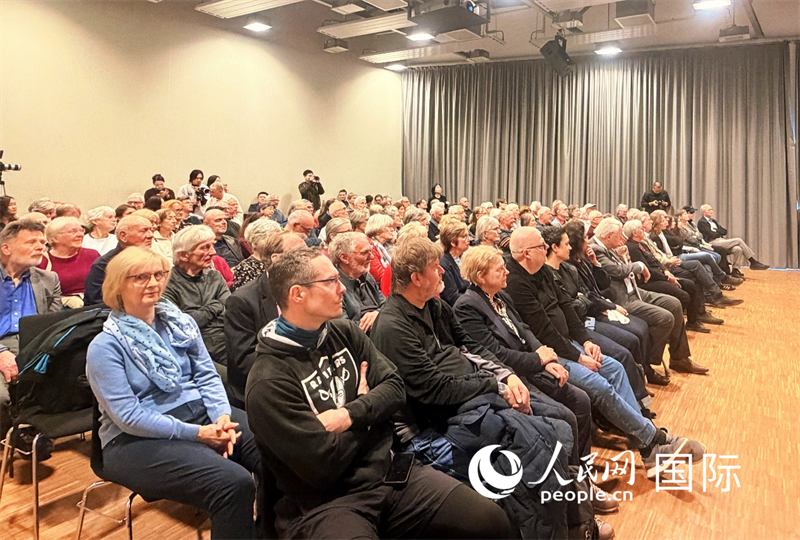 （當?shù)貢r間4月9日，柏林中國文化中心舉辦“中國故事”系列講座之“騎行中國：喜馬拉雅、絲綢之路與重走長征路”，圖為講座現(xiàn)場。 人民網(wǎng)記者 劉赫攝）