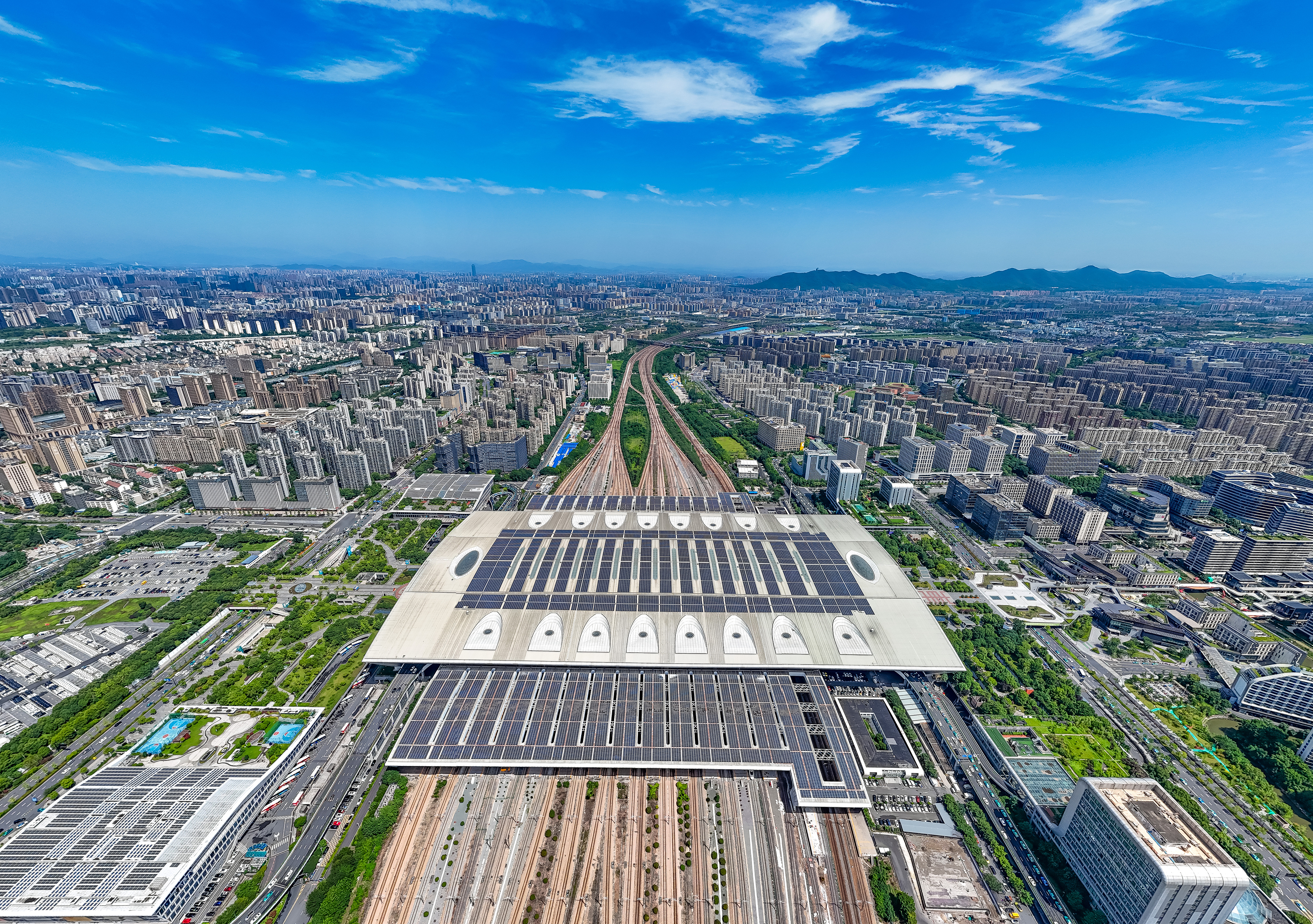 2025年10月29日，浙江杭州，航拍杭州東站站房屋頂及南北雨棚光伏發(fā)電方陣。