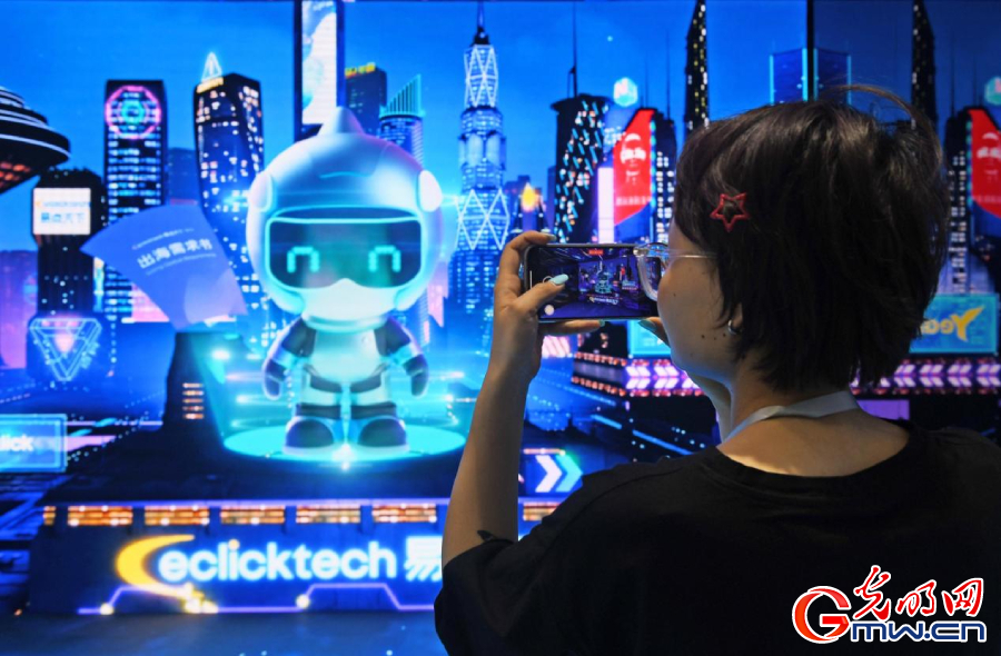 組圖丨AI、網(wǎng)絡(luò)安全、跨境電商……數(shù)字經(jīng)濟(jì)如此 “陜”耀