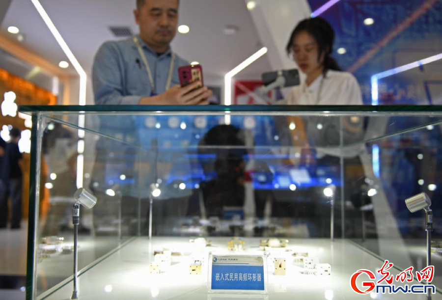 組圖丨AI、網(wǎng)絡(luò)安全、跨境電商……數(shù)字經(jīng)濟(jì)如此 “陜”耀