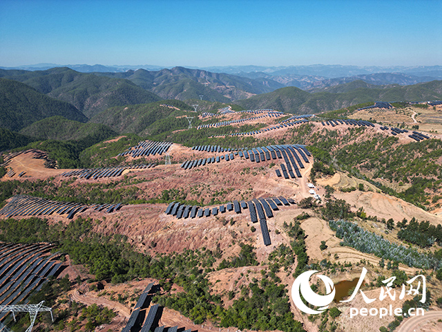 云南南華羅文村的山坡上，一塊塊光伏板連接成片。人民網(wǎng)記者 程浩攝