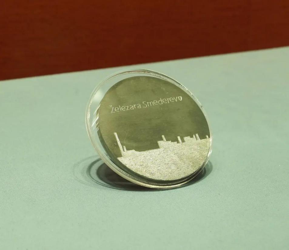 2016年6月，塞爾維亞斯梅戴雷沃鋼廠工人贈送習(xí)近平主席的鋼板雕刻工廠剪影紀(jì)念牌。胡楊 攝