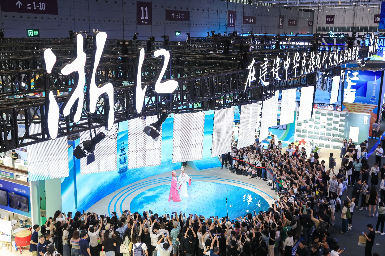 越劇《梁?！穫涫軈⒄褂^眾喜愛。主辦方供圖