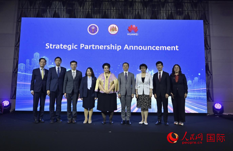 數(shù)字人才峰會現(xiàn)場。左五為泰國高等教育、科學、研究和創(chuàng)新部長素巴瑪·伊沙拉帕迪，右三中國駐泰國大使館教育參贊許蘭，右四為華為泰國技術有限公司總經(jīng)理李雄偉。人民網(wǎng)記者 簡承淵攝