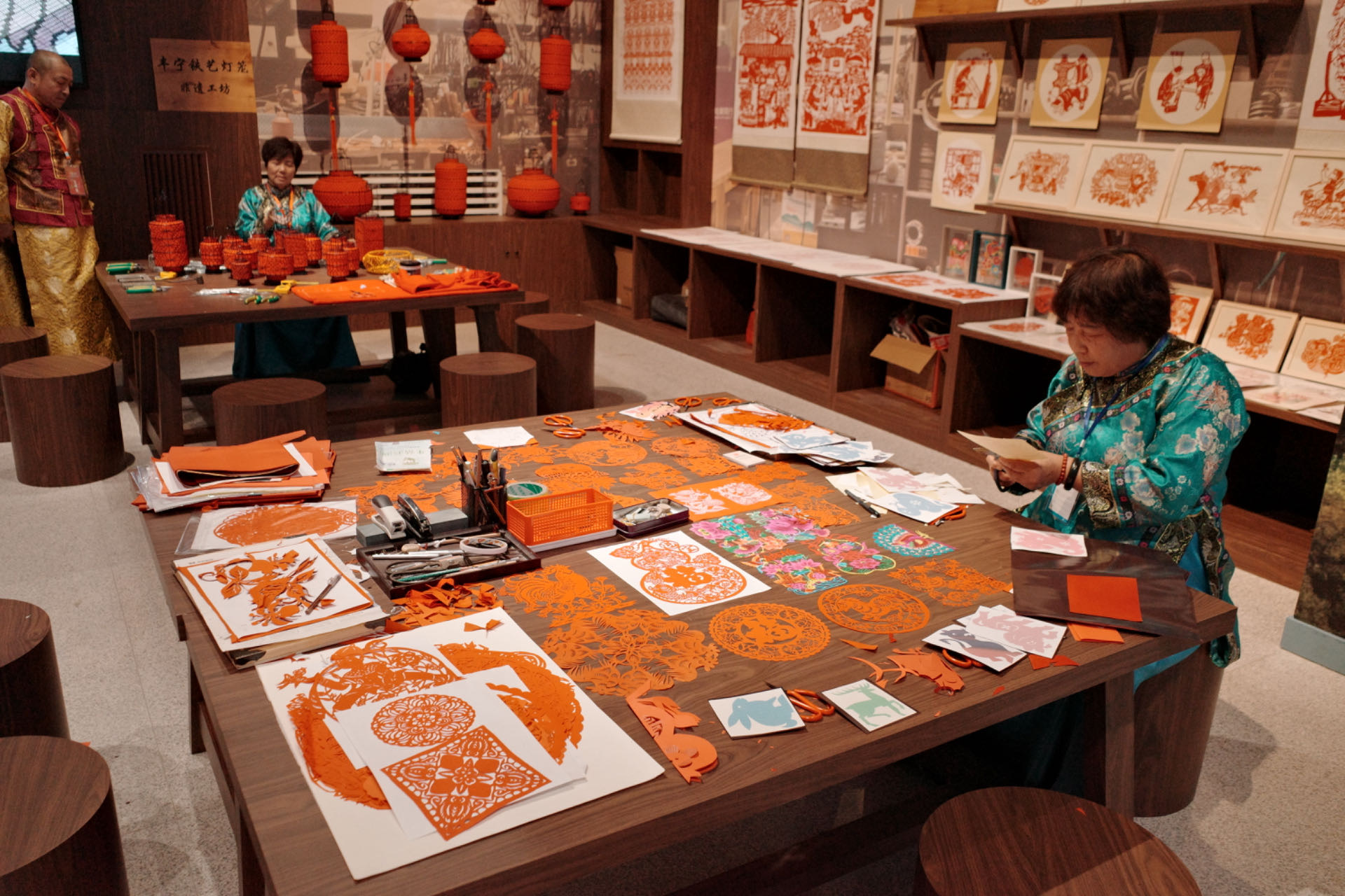 “氣象萬千——中國非遺保護(hù)實(shí)踐主題展”上，非遺傳承人現(xiàn)場展示。人民網(wǎng)記者 劉微攝