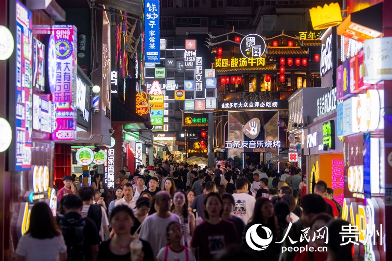 6月21日，貴陽，青云市集內(nèi)游人如織。人民網(wǎng)記者 翁奇羽攝