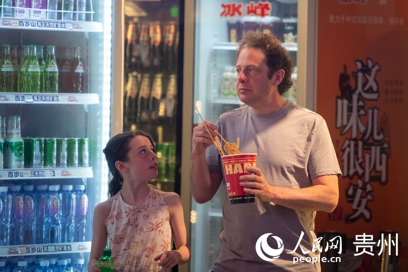 6月21日，貴陽青云市集內(nèi)，游客邊逛邊吃。人民網(wǎng)記者 翁奇羽攝