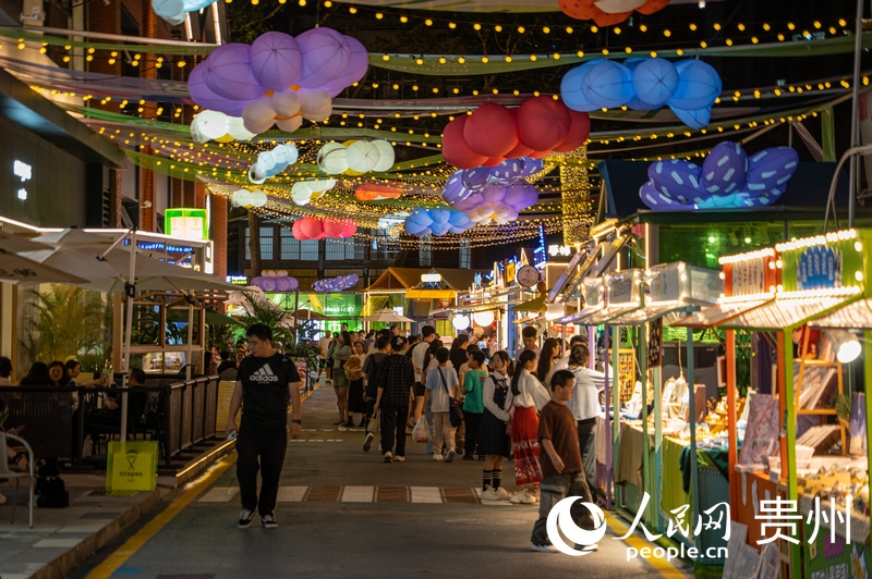 6月21日，貴陽新印廠霓虹閃爍，映照城市夜生活。人民網(wǎng) 陽茜攝