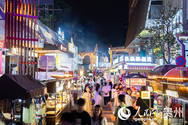 6月21日，夜幕下人頭攢動的貴陽市太平路街區(qū)。人民網(wǎng)記者 涂敏攝