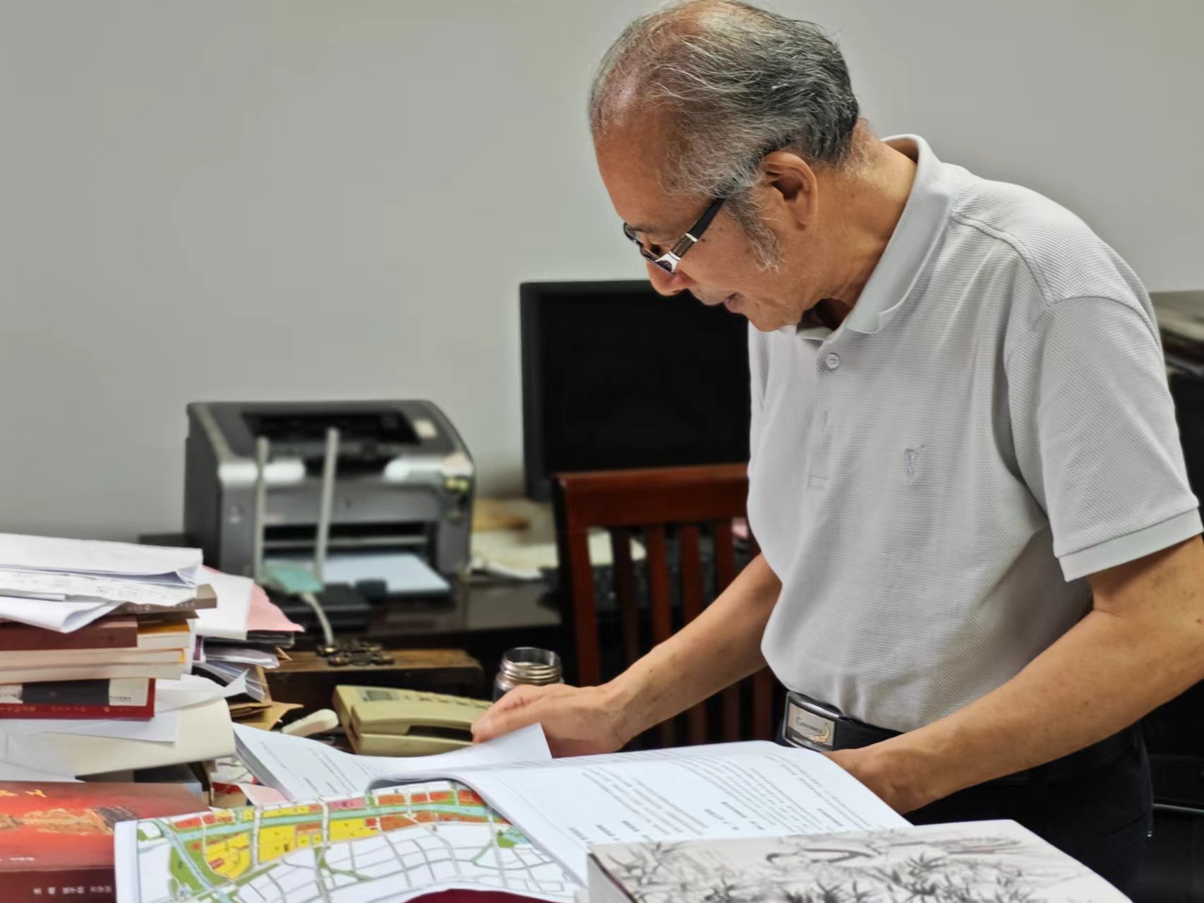 顧風(fēng)在辦公室翻閱資料。人民網(wǎng)記者 黃鈺攝