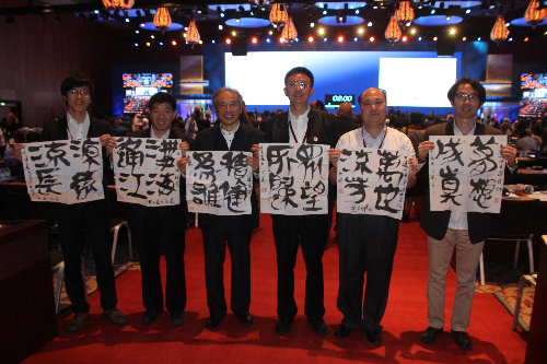 顧風(fēng)（左三）在會(huì)場(chǎng)合照留念。受訪者供圖