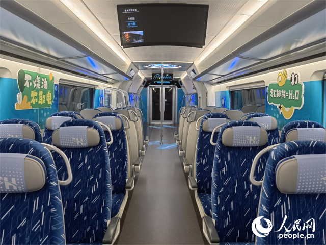 我國首列氫能源市域列車由位于吉林省的中車長客股份有限公司自主研制，該列車不燒油，不取電，可實現(xiàn)零碳排放。人民網(wǎng)記者 馬俊華攝