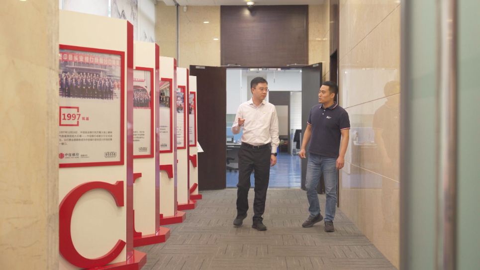 中信銀行成都分行行長助理李一（左）接受采訪。人民網(wǎng)記者 王紹紹攝