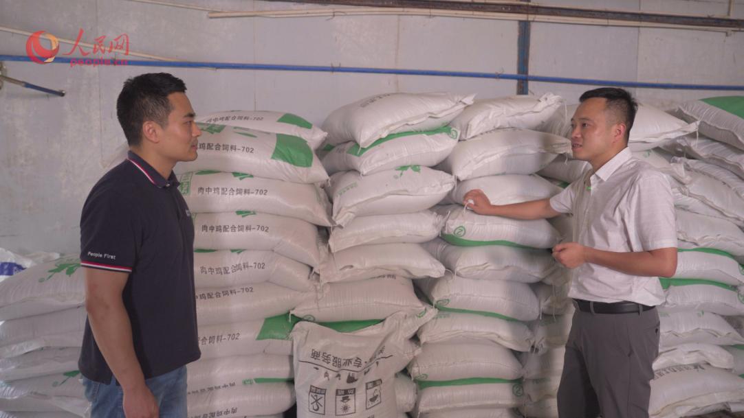 文圣農(nóng)業(yè)開發(fā)有限公司任志軍（右）接受采訪。人民網(wǎng)記者 王紹紹攝