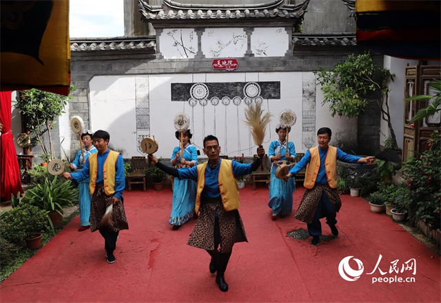 云南麗江古城“天地院”的納西族演出。 人民網(wǎng)記者 程浩攝
