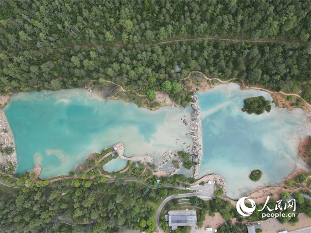 位于麗江市玉龍雪山東麓甲子村的藍月谷景區(qū)。 人民網(wǎng)記者 符皓攝