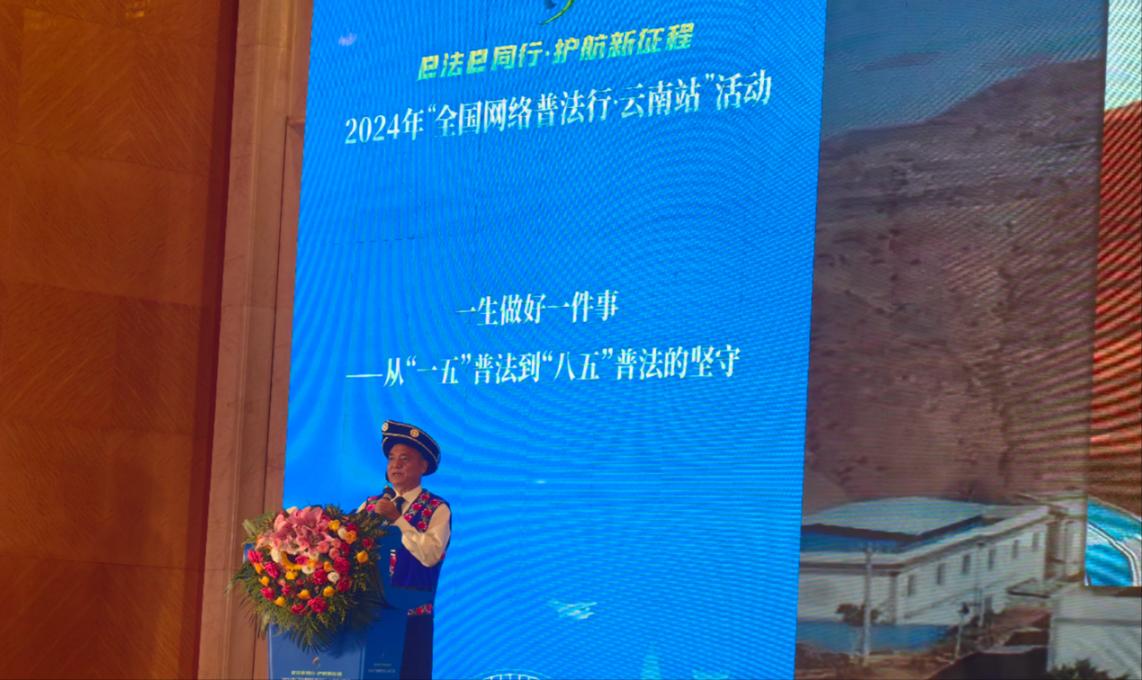 李學(xué)平分享普法的故事。人民網(wǎng)記者 孝金波攝