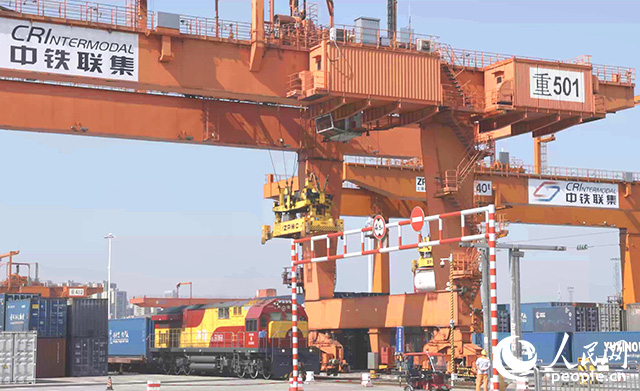 位于重慶國(guó)際物流樞紐園區(qū)的重慶鐵路集裝箱中心站。 人民網(wǎng)記者 劉祎攝