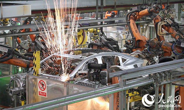 長(zhǎng)安汽車兩江工廠，機(jī)械臂正在工作。人民網(wǎng)記者 劉祎攝