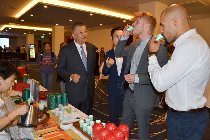 參會(huì)嘉賓品鑒貴州茶。貴州省互聯(lián)網(wǎng)信息辦公室供圖