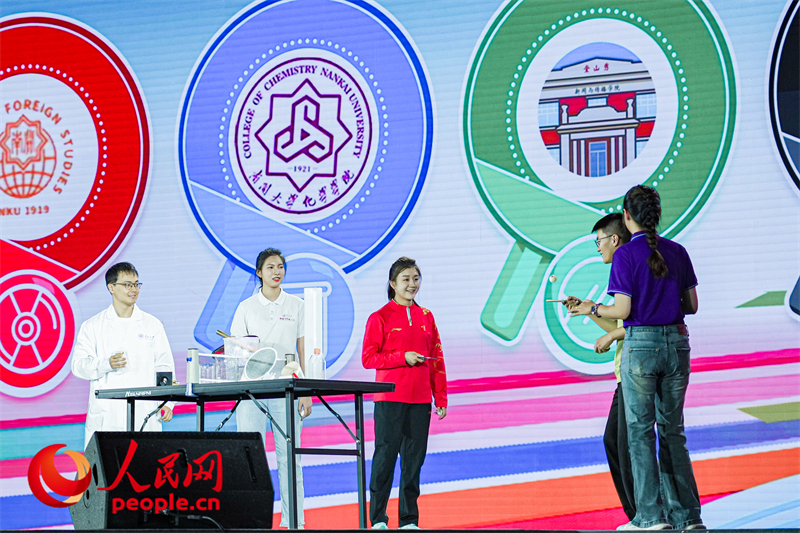 陳夢(mèng)與南開(kāi)學(xué)子互動(dòng)。人民網(wǎng)記者 于凱攝