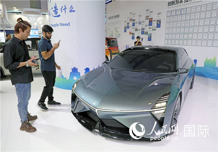 東博會上，上汽通用五菱展出的一款名為“東盟之光”的新能源概念車吸引參觀者駐足。人民網(wǎng)記者趙益普攝