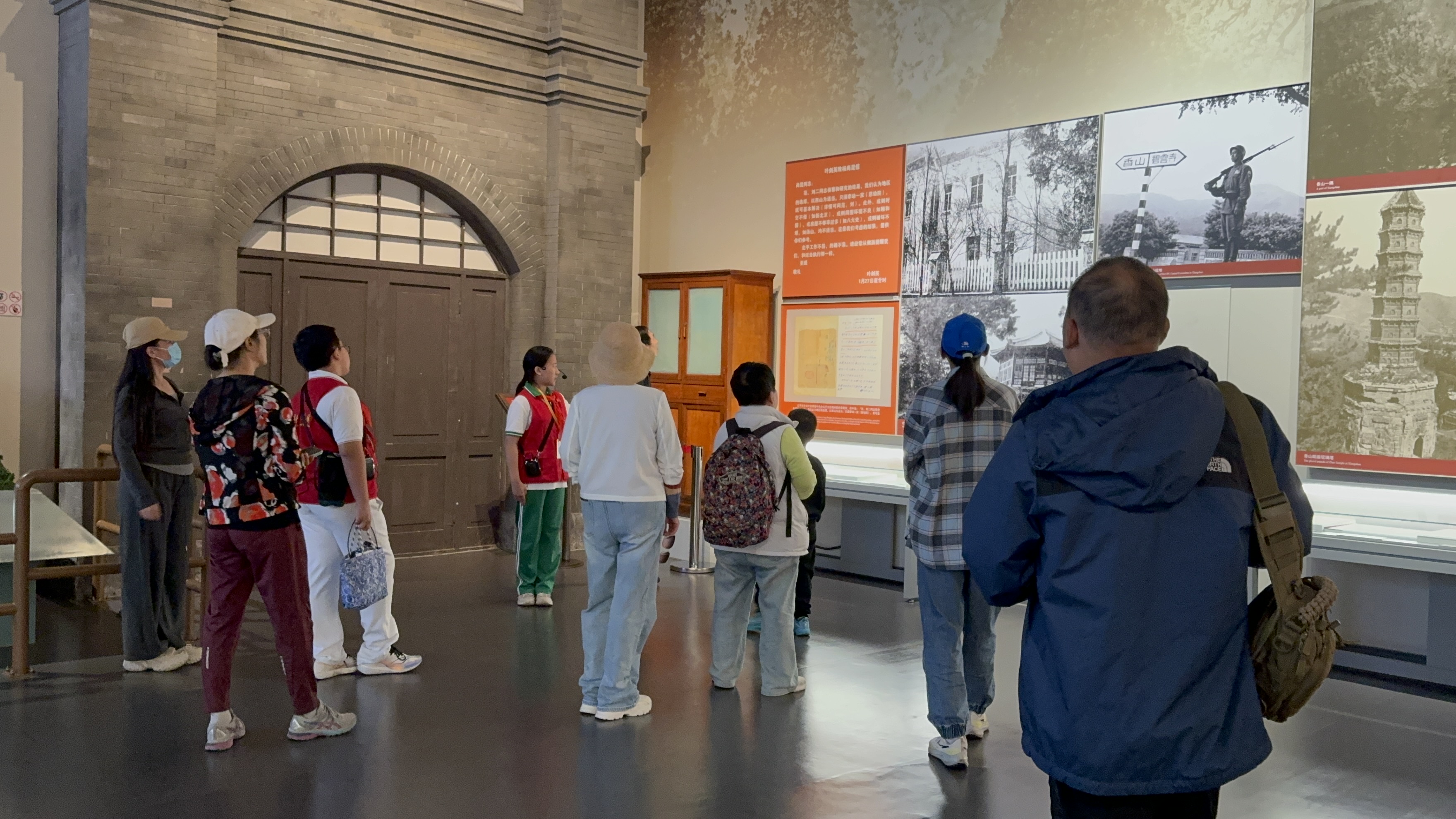 10月4日，北京香山革命紀(jì)念館內(nèi)，一名“紅領(lǐng)巾志愿者”正在為參觀者講解。人民網(wǎng)記者 劉微攝