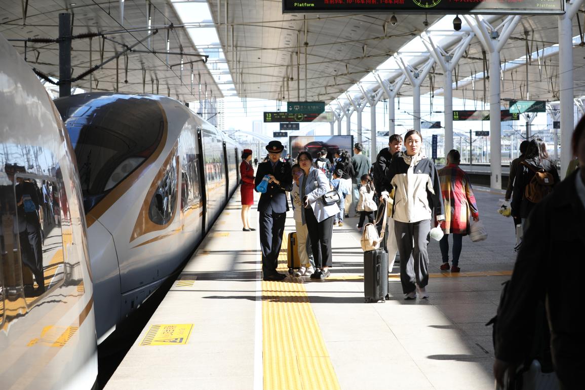 旅客在站臺準(zhǔn)備乘車。受訪方供圖