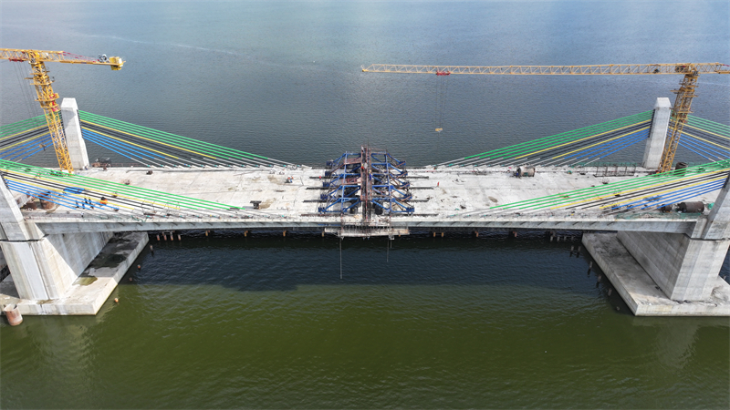 圖為馬古富力大橋合龍現(xiàn)場(chǎng)。中土東非公司供圖