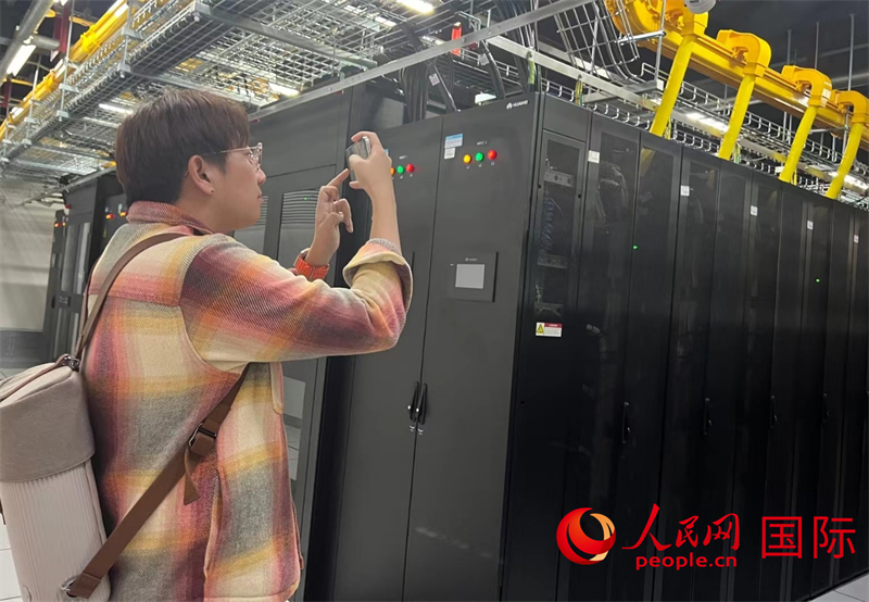 韓國博主樸大一參觀中國移動新疆云計算和大數據中心機房。人民網記者曾書柔攝