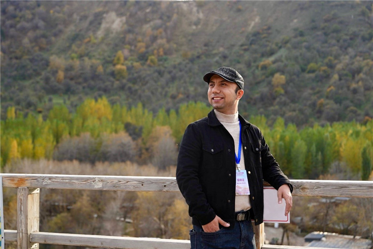 阿布德吾力參加“萬人說新疆”優(yōu)秀作者媒體行活動留影。受訪者供圖