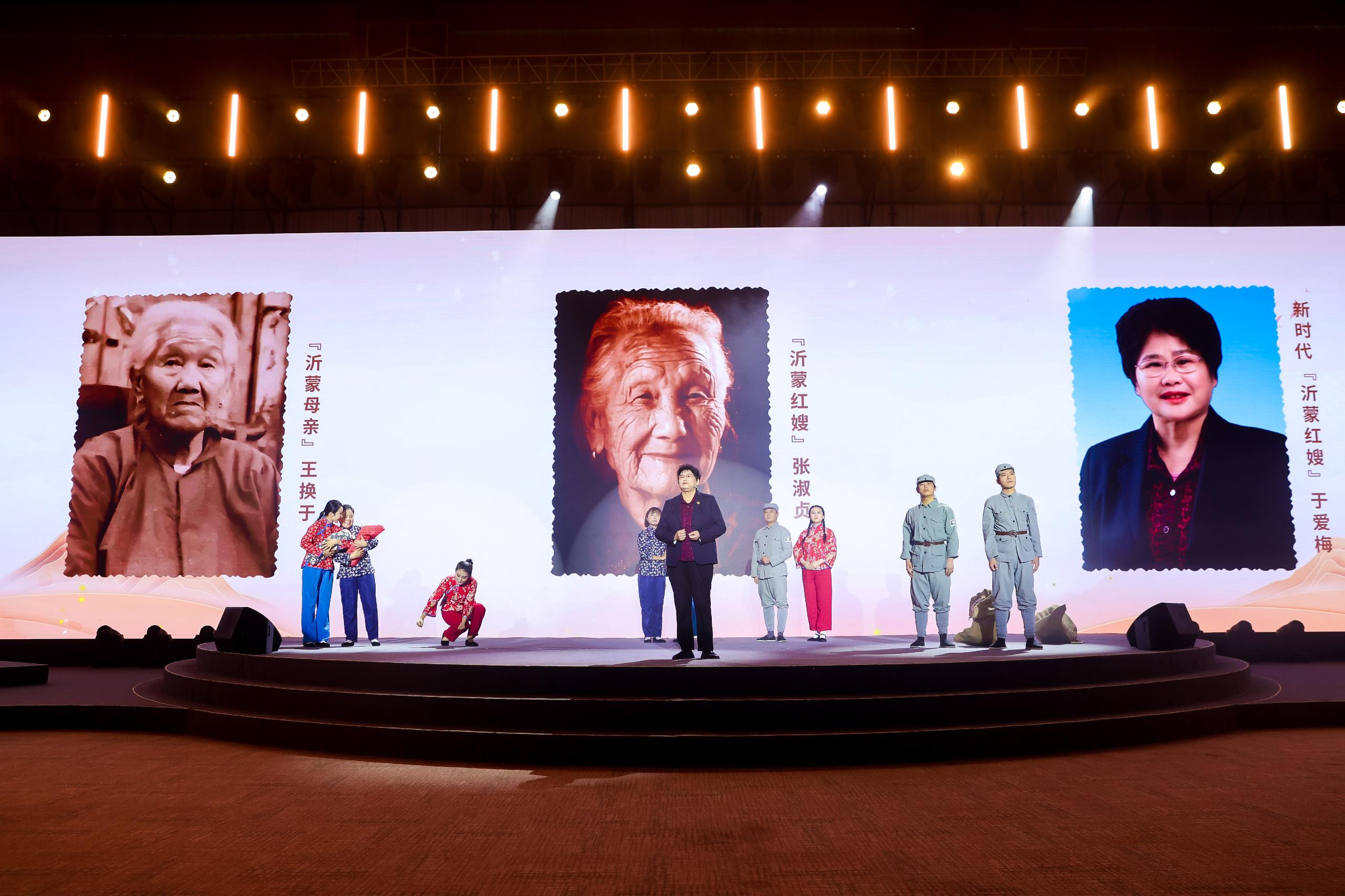 “何以中國·弦歌不輟”網(wǎng)絡(luò)主題活動現(xiàn)場，于愛梅講述“沂蒙紅嫂”的故事。人民視頻供圖。