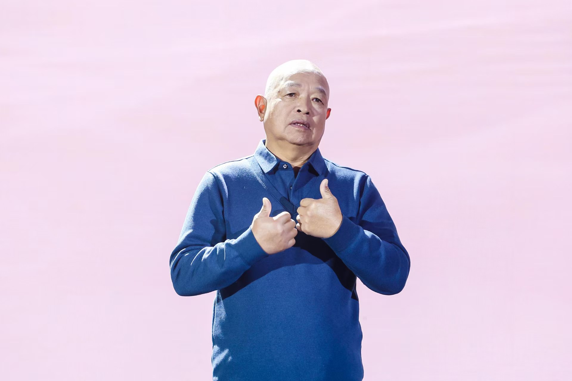 “山東好人”、煙臺(tái)市無聲洗車場(chǎng)經(jīng)理柳興濤。人民視頻供圖。