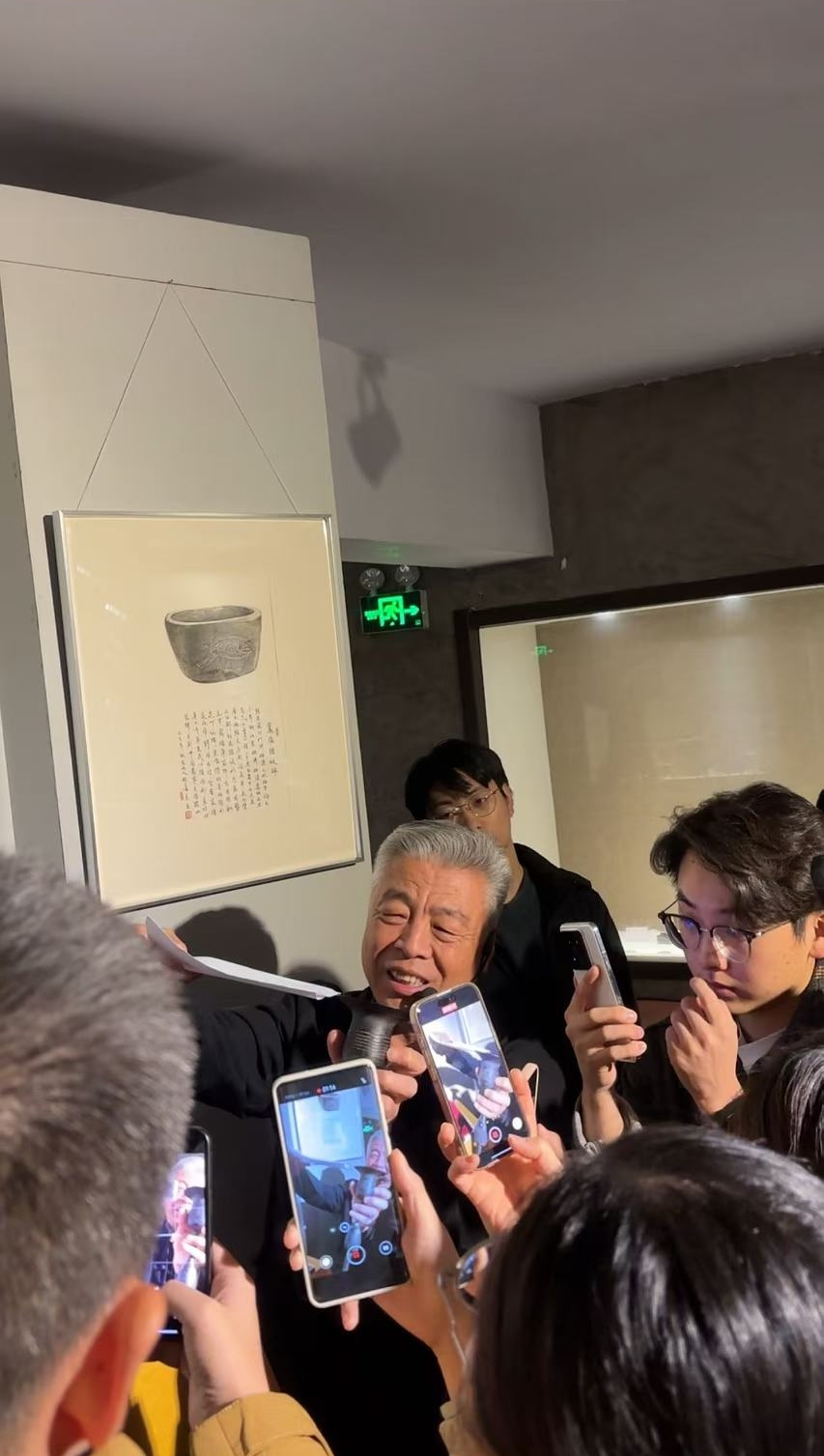 黑陶邢文化博物館館長(zhǎng)邢葆東展示兩張相疊的A4紙，向記者解釋此為杯口的厚度。