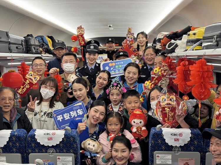 春節(jié)期間，在中老鐵路磨萬(wàn)（磨丁—萬(wàn)象）段，鐵路客運(yùn)員工與乘客合影留念。李加勇攝