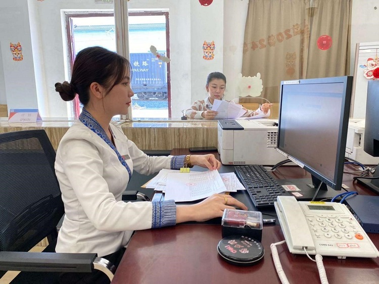 春節(jié)期間，中老鐵路員工堅(jiān)守崗位，保障鐵路運(yùn)行安全、暢通。李加勇攝