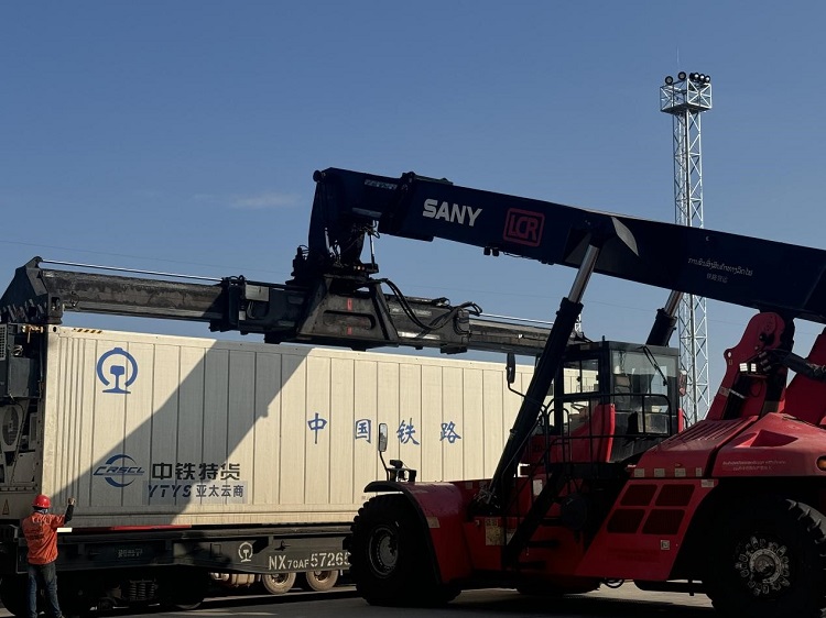 春節(jié)期間，起重機(jī)吊裝即將發(fā)運(yùn)的冷鏈集裝箱。李加勇攝