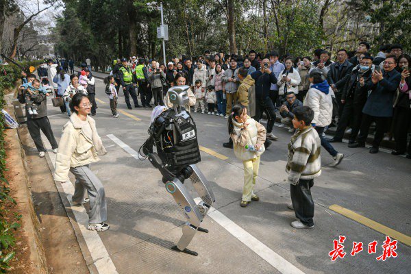 “智警小珞”人形機(jī)器人和小朋友們斗舞。長江日報(bào)記者史偉 攝