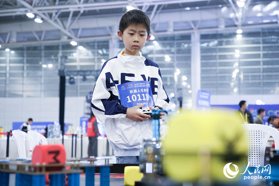 參加2025數(shù)字中國創(chuàng)新大賽青少年AI機(jī)器人賽道決賽的小選手。人民網(wǎng)記者 焦艷攝