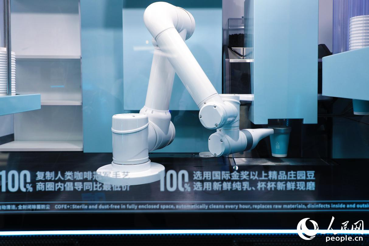機(jī)器人現(xiàn)磨咖啡。人民網(wǎng) 李唯一攝