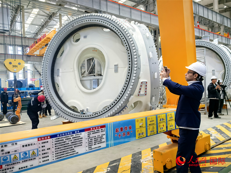 外媒記者參觀位于烏蘭察布察哈爾高新技術(shù)開(kāi)發(fā)區(qū)的運(yùn)達(dá)風(fēng)電裝備制造廠房。人民網(wǎng) 楊春燕攝