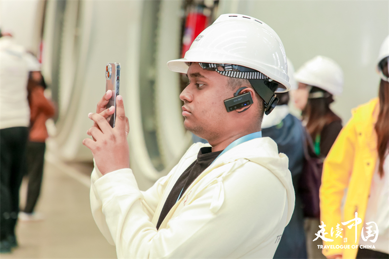 斐濟(jì)廣播公司記者尼基爾·庫(kù)馬爾（Nikhil Kumar）參觀運(yùn)達(dá)風(fēng)電裝備制造廠房。環(huán)球網(wǎng)供圖