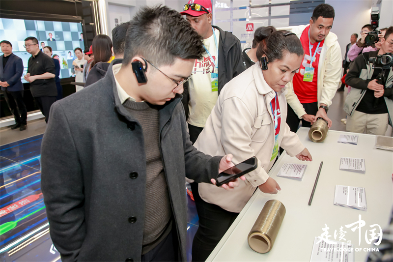 菲律賓《商業(yè)鏡報(bào)》蔡辰威（左）在烏蘭察布察哈爾高新技術(shù)開(kāi)發(fā)區(qū)聽(tīng)取講解。環(huán)球網(wǎng)供圖