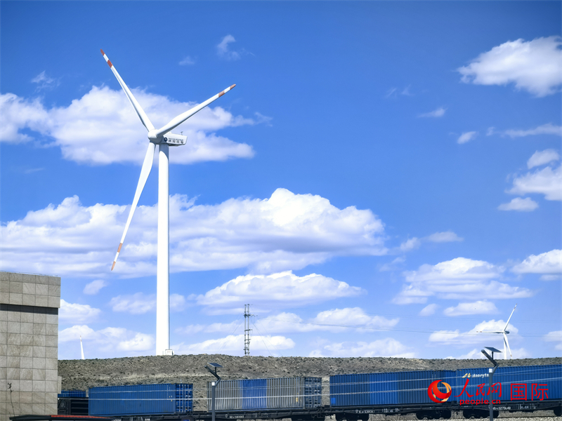 烏蘭察布烏蘭哈達(dá)火山附近的風(fēng)力渦輪發(fā)電機(jī)。人民網(wǎng) 楊春燕攝